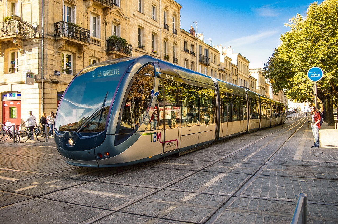 Trams can also be displayed in front of the eyes